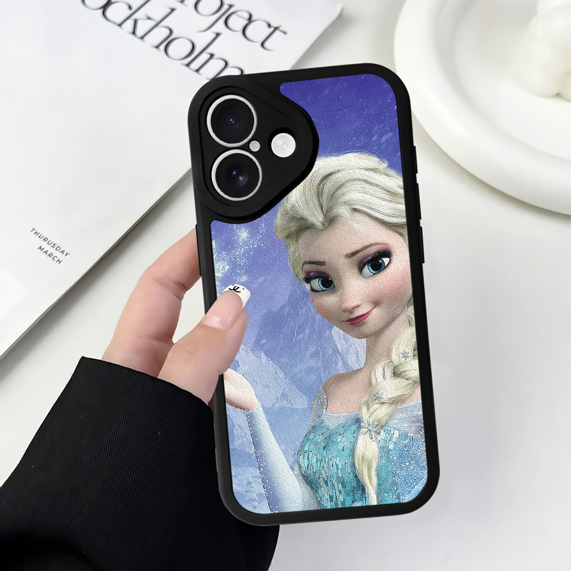 （画像用） アナと雪の女王 アンナ エルサ Frozen Anna Elsa 【iPhone 16シリーズ対応】シリコンスマホケース（レザー調） 材質：シリコン